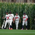 26 Hall of Famers Emerge From Corn as MLB Returns to Field of Dreams in Iowa