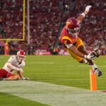 Maiava passes for 349 yards, hits frosh Mosley for 2 TDs in No. 14 USC’s 39-0 rout of Fresno State